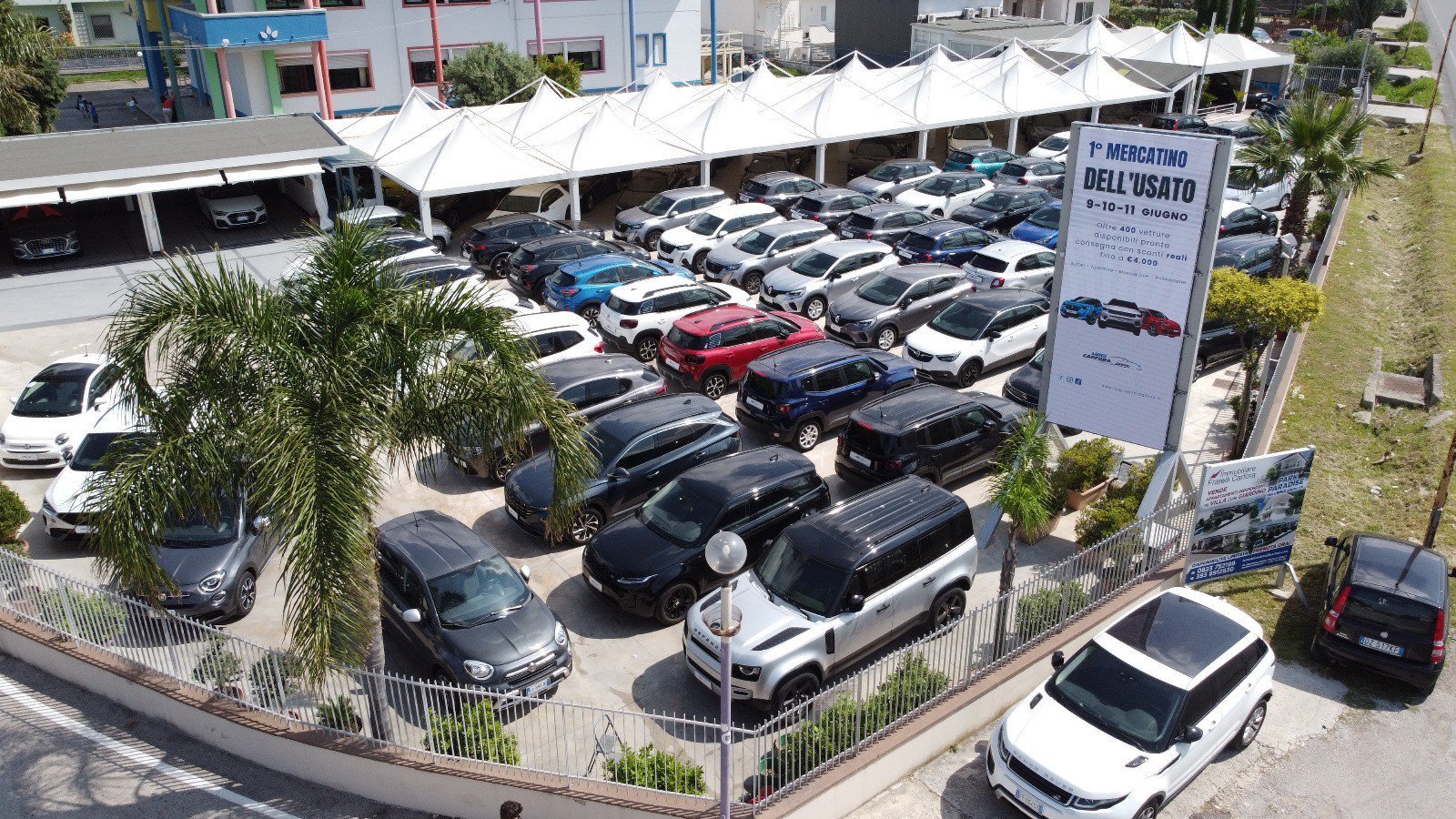Showroom elegante di Luigi Carfora Group Srl, specializzato in auto nuove e usate a Napoli e Arienzo
